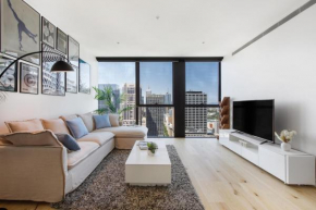 Stylish & Spacious NYC Style, Central CBD 3BR Apt